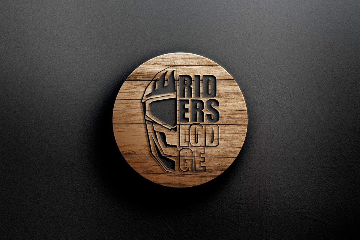 Riders Lodge – logo w drewnie