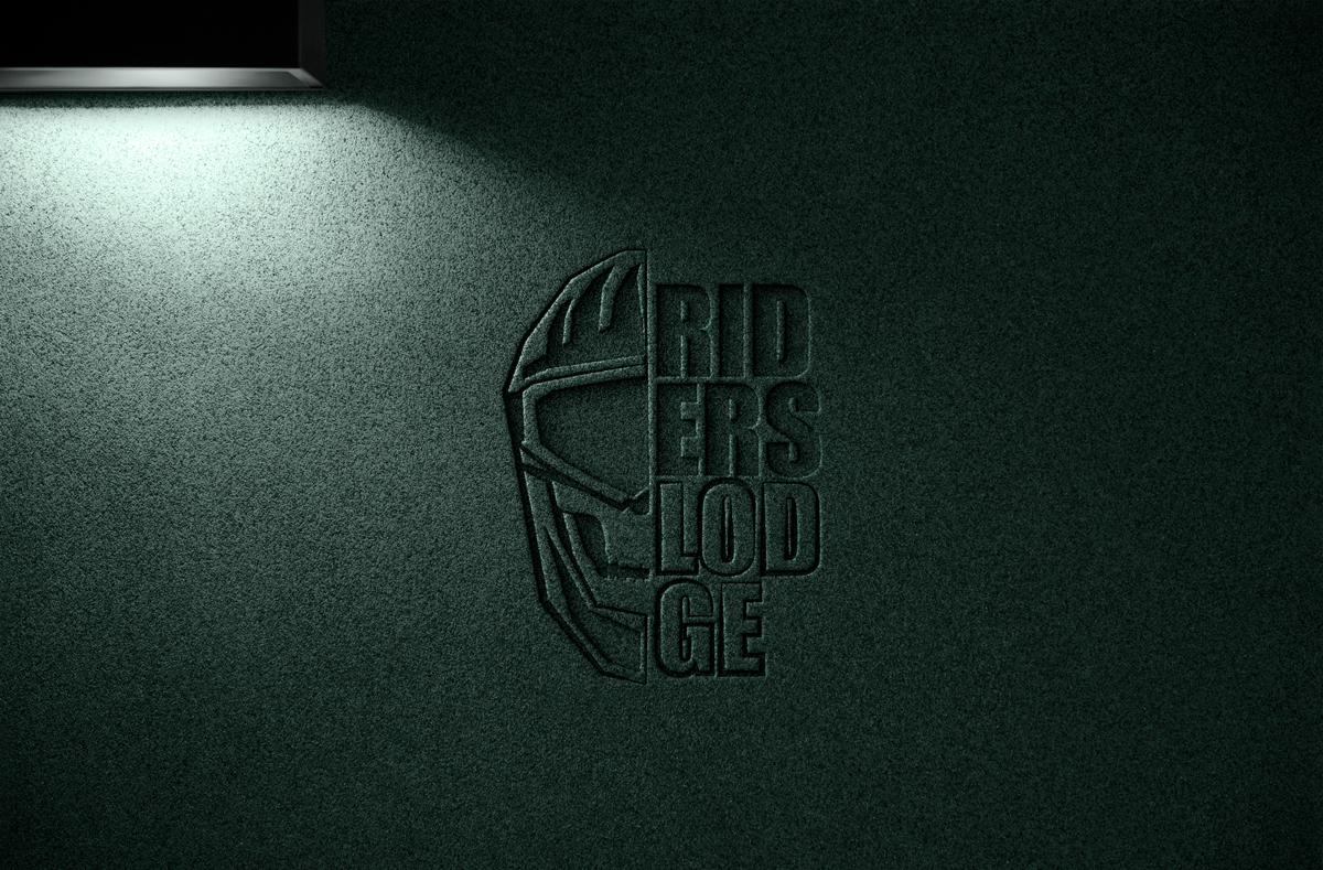 Riders Lodge – logo na ścianie
